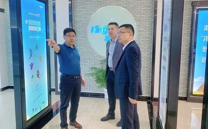 通合實業(yè)集團董事長考察霍爾新風廠.jpg